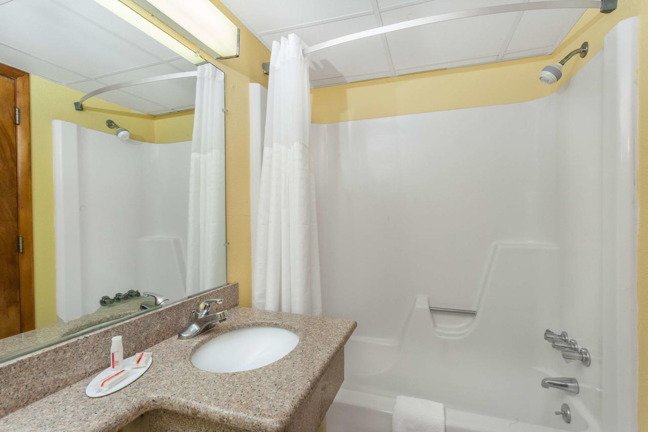Days Inn By Wyndham Scranton Pa Dickson City Екстер'єр фото